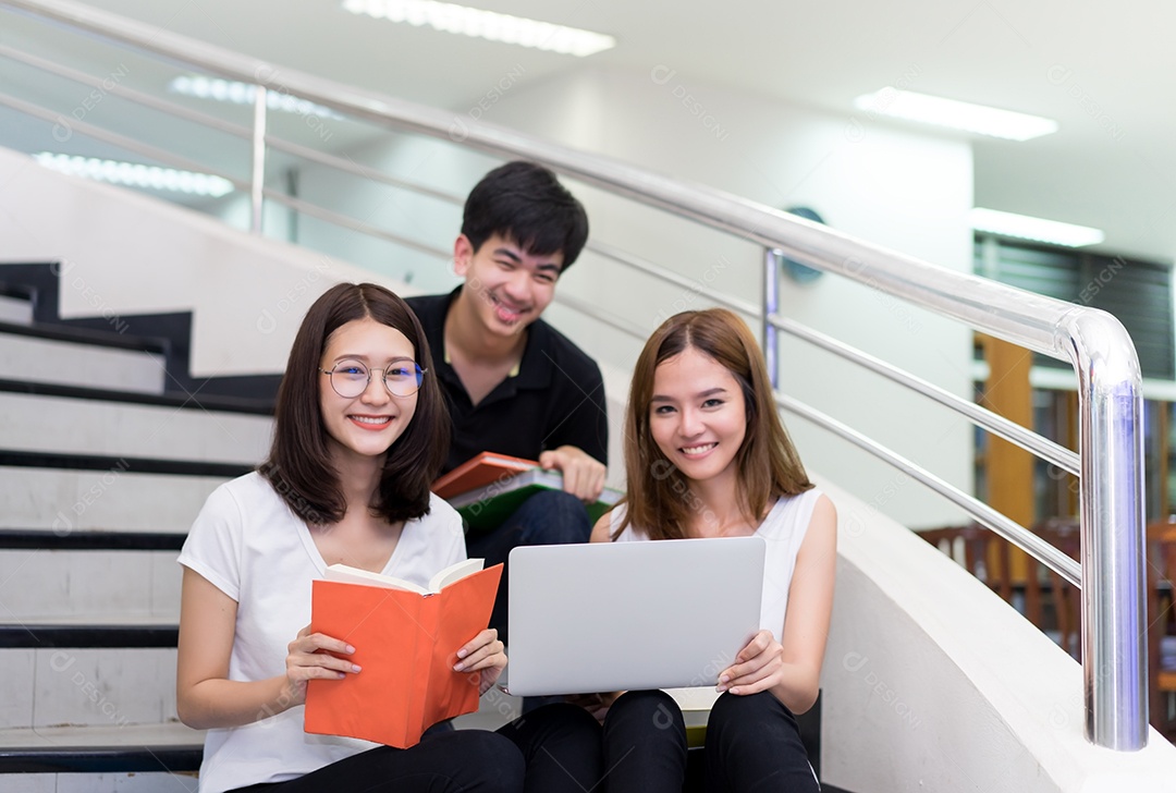 Grupo de jovens estudantes segurando o livro