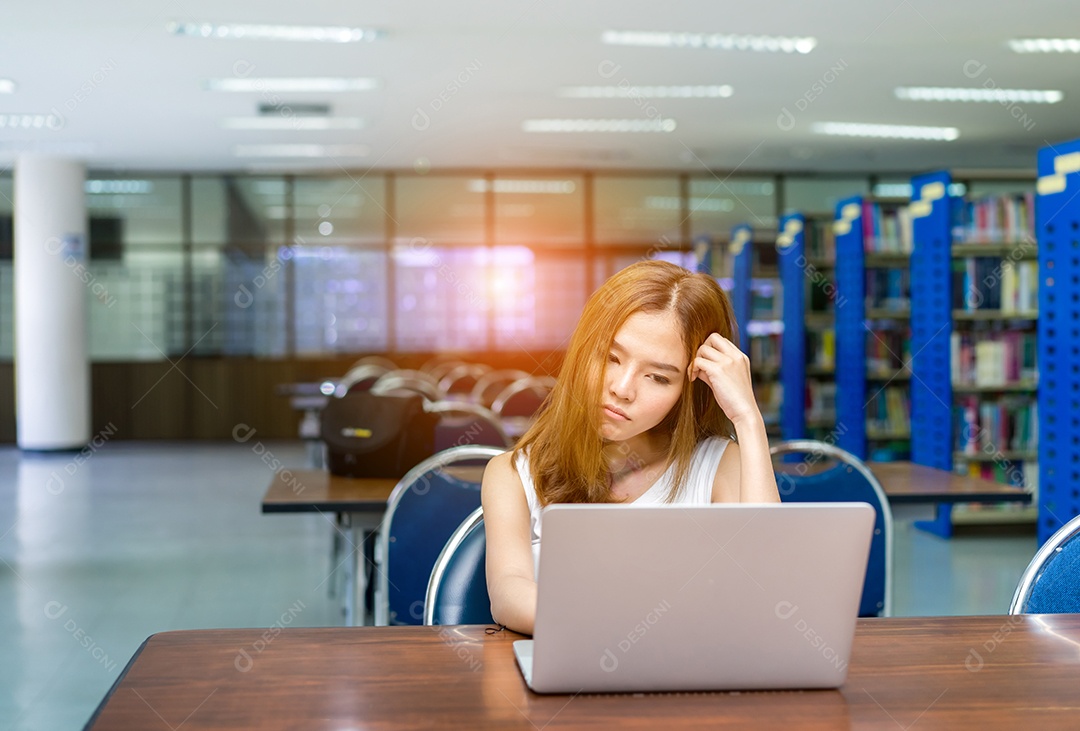 Lição de casa de jovem estudante com computador portátil