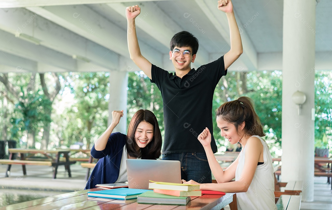 Alunos jovens estudam juntos lendo livro na universidade