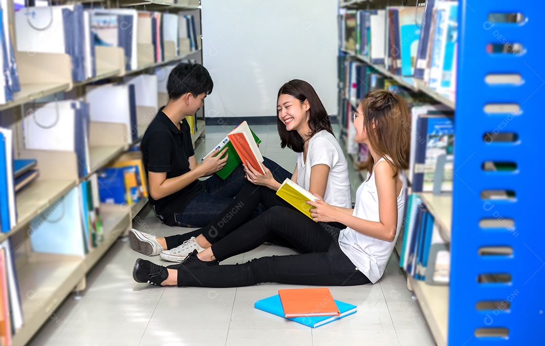 Alunos jovens estudam juntos lendo livro na biblioteca