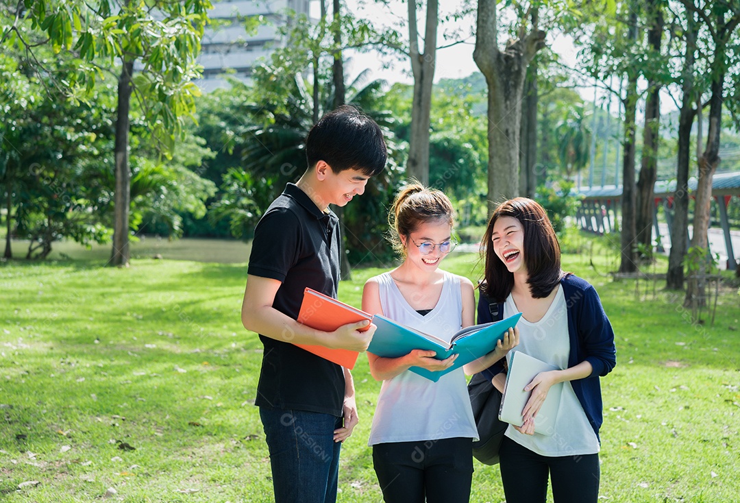 Alunos jovens estudam juntos lendo livro na universidade