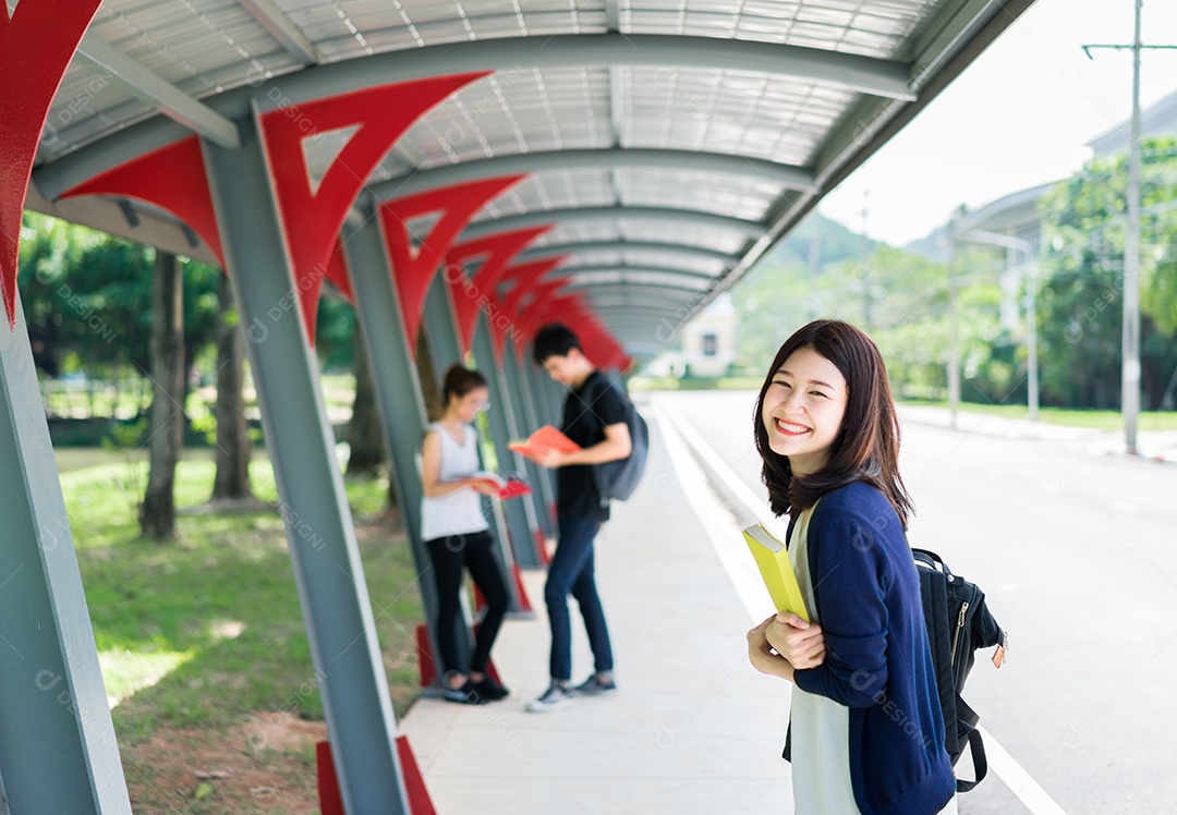 Grupo de Jovens Estudantes com Livro de Pastas Escolares