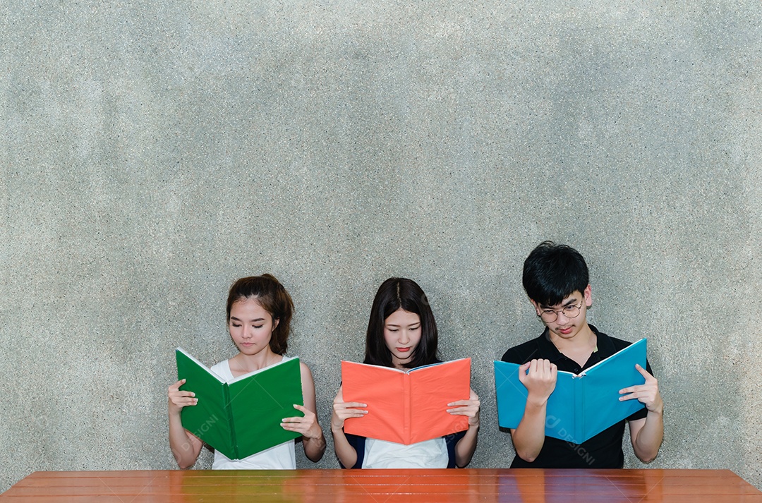 Grupo de jovens estudantes sorrindo com pastas Livro e computador portátil