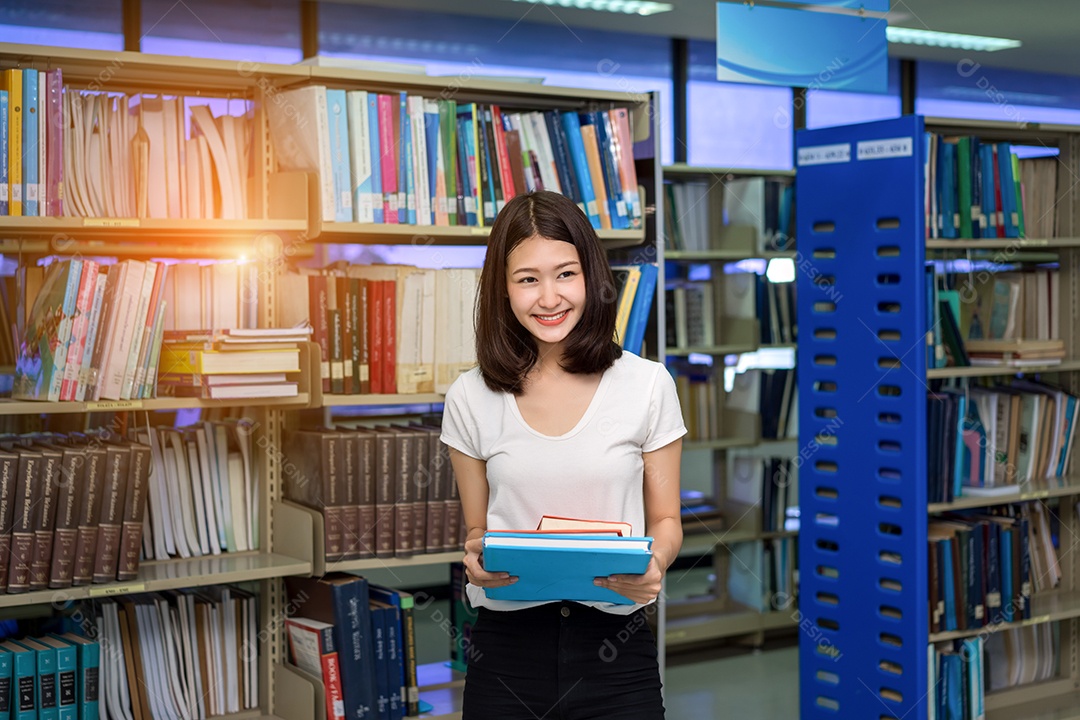 Menina jovem estudante encontrando livro na biblioteca