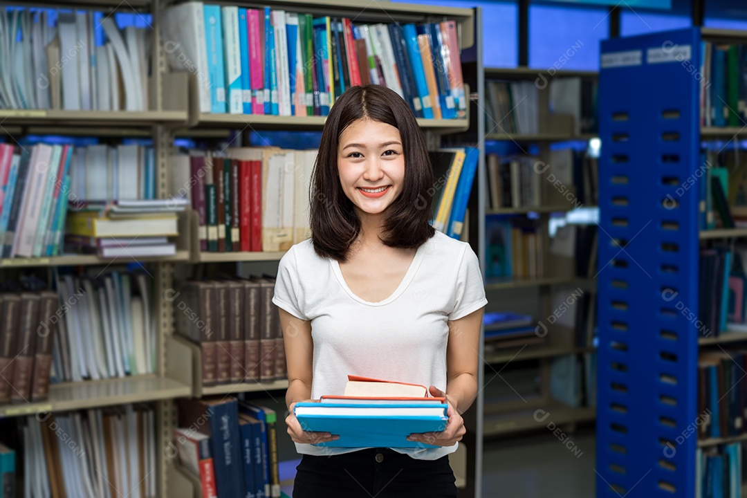 Menina jovem estudante encontrando livro na biblioteca