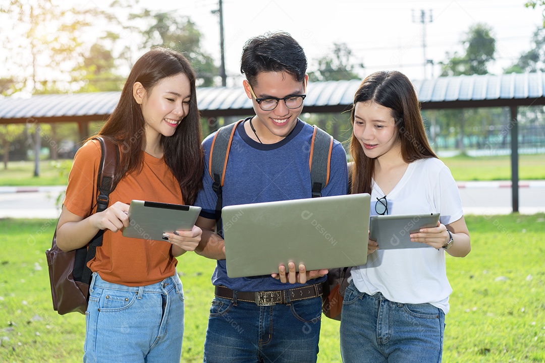 Alunos universitários asiáticos juntos lendo estudo de livro