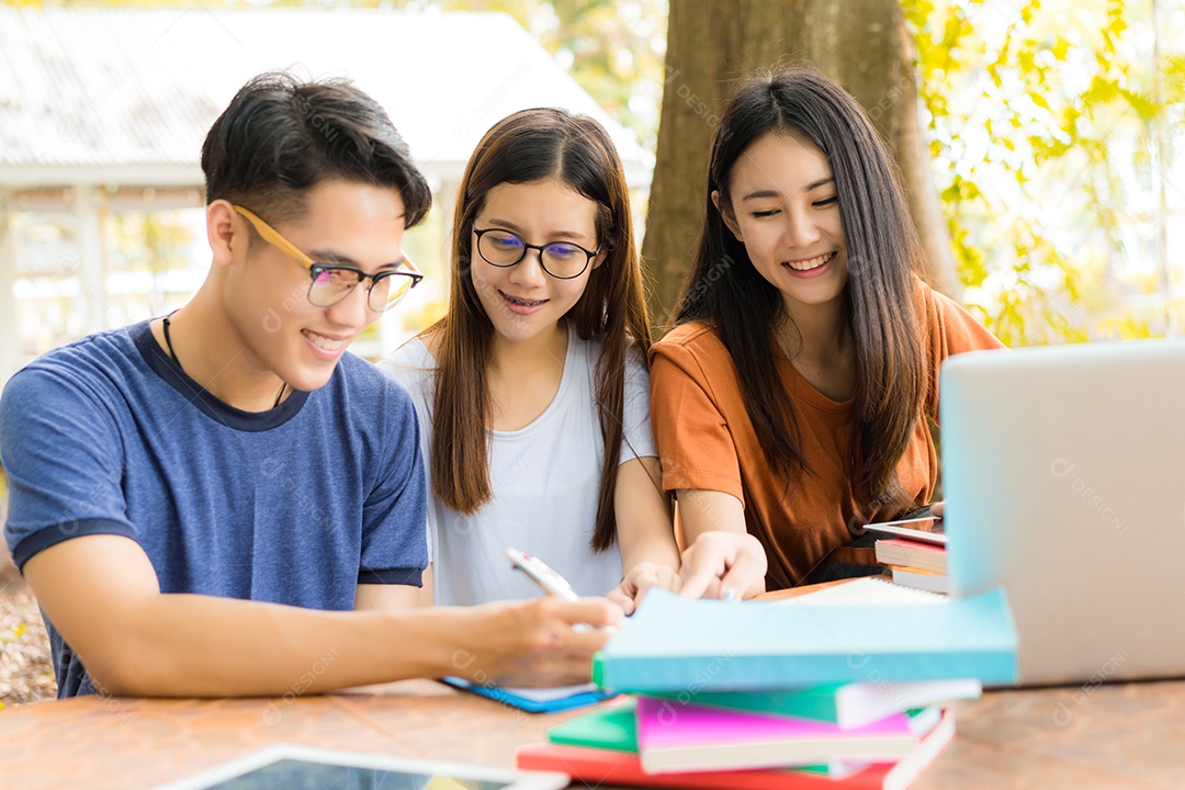 Alunos ajudando amigo consultar