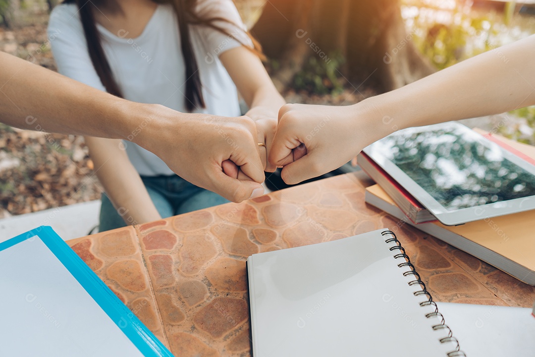 Estudantes punho conceito de sucesso educação, equipe de estudo asiático juntos