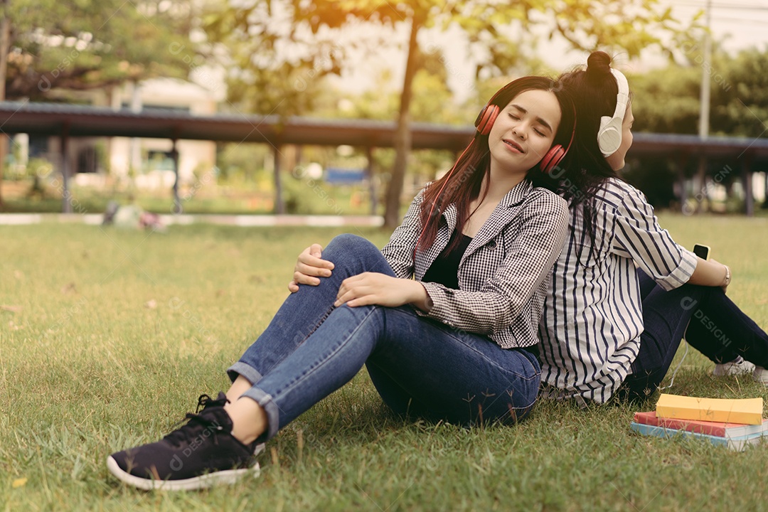 Mulheres jovens adolescentes juntas ouvindo música com fone de ouvido