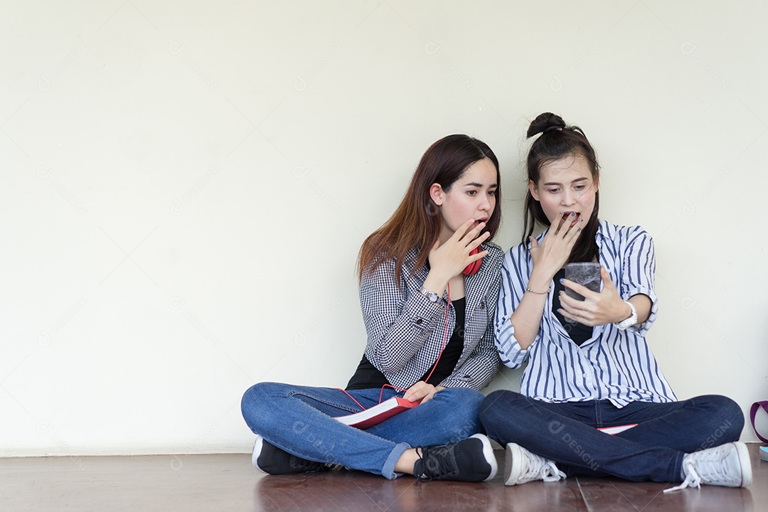 Mulheres fofocam compartilhando segredos
