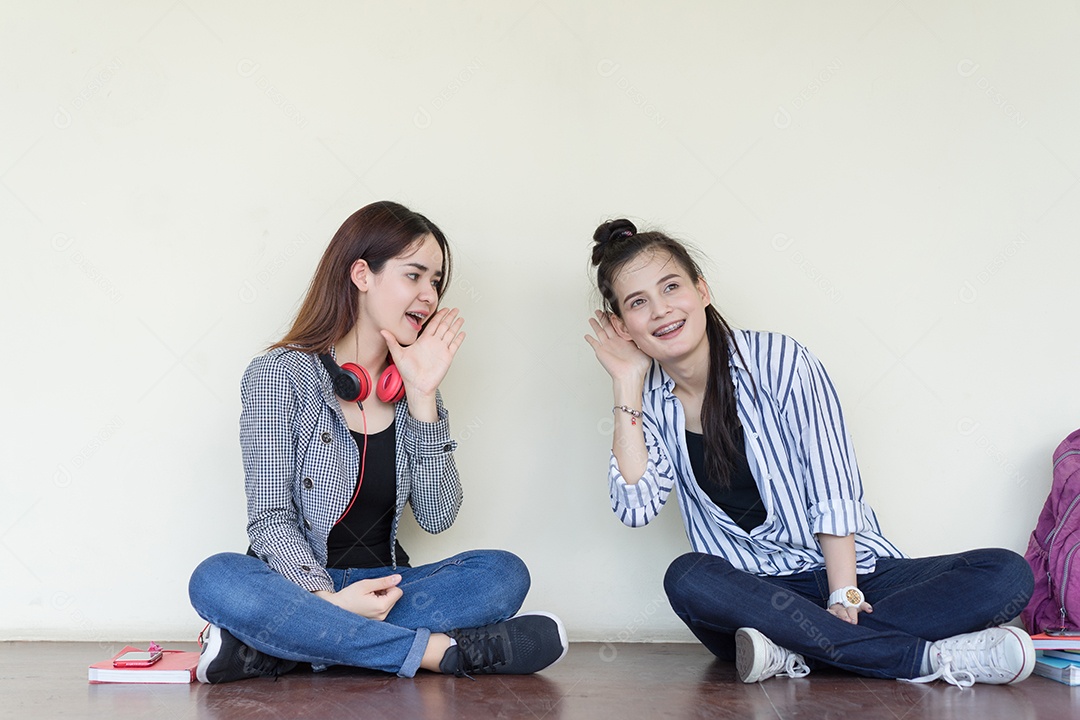 Mulheres fofocam compartilhando segredos