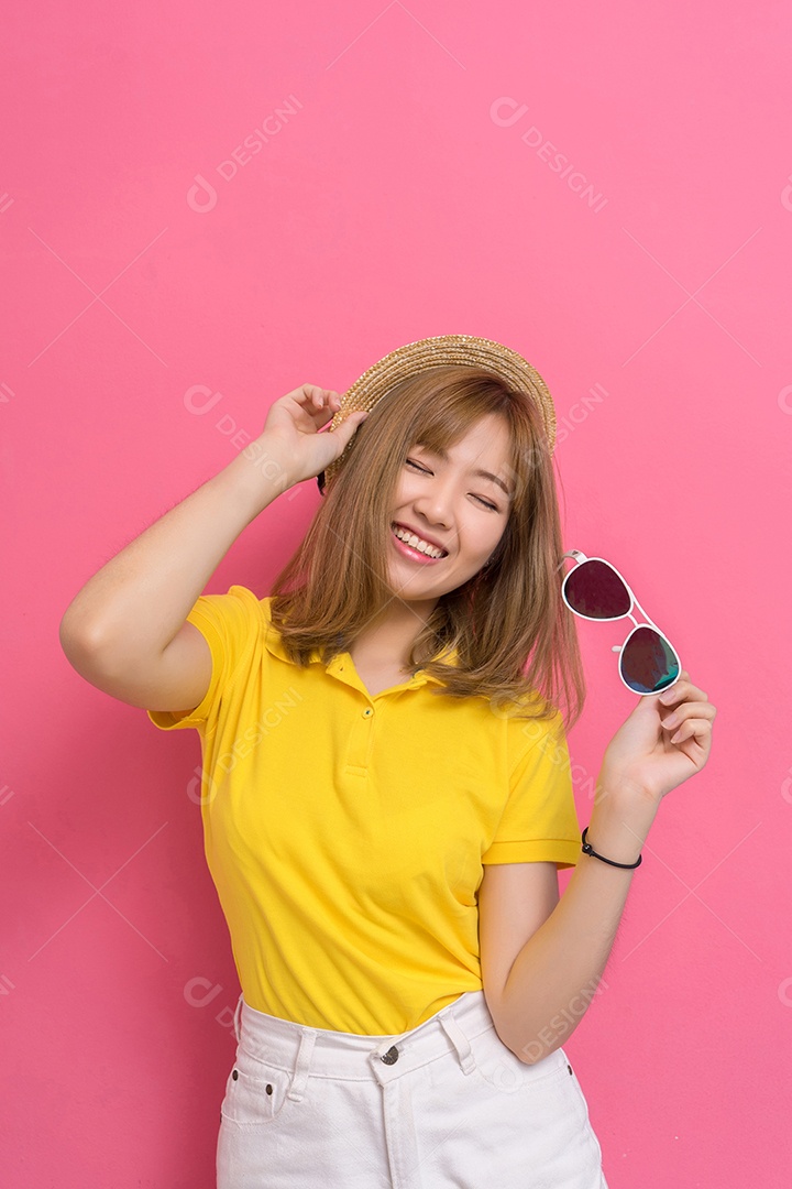Jovem sorridente com óculos de sol e camisa amarela