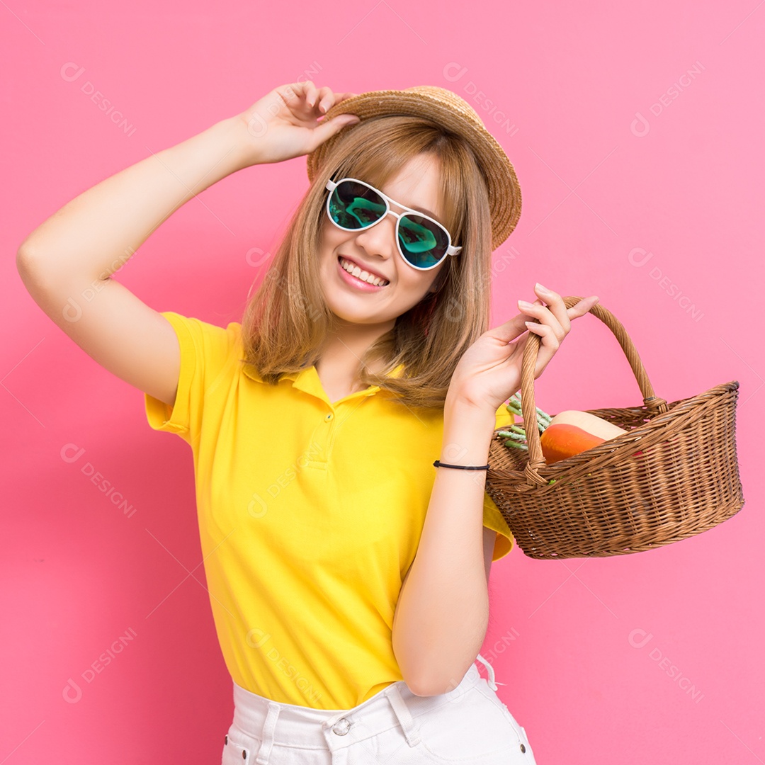 Jovem sorridente com óculos de sol e camisa amarela