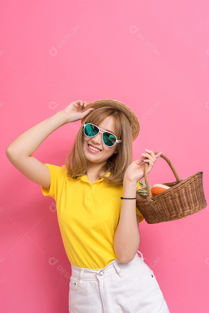 Jovem sorridente com óculos de sol e camisa amarela