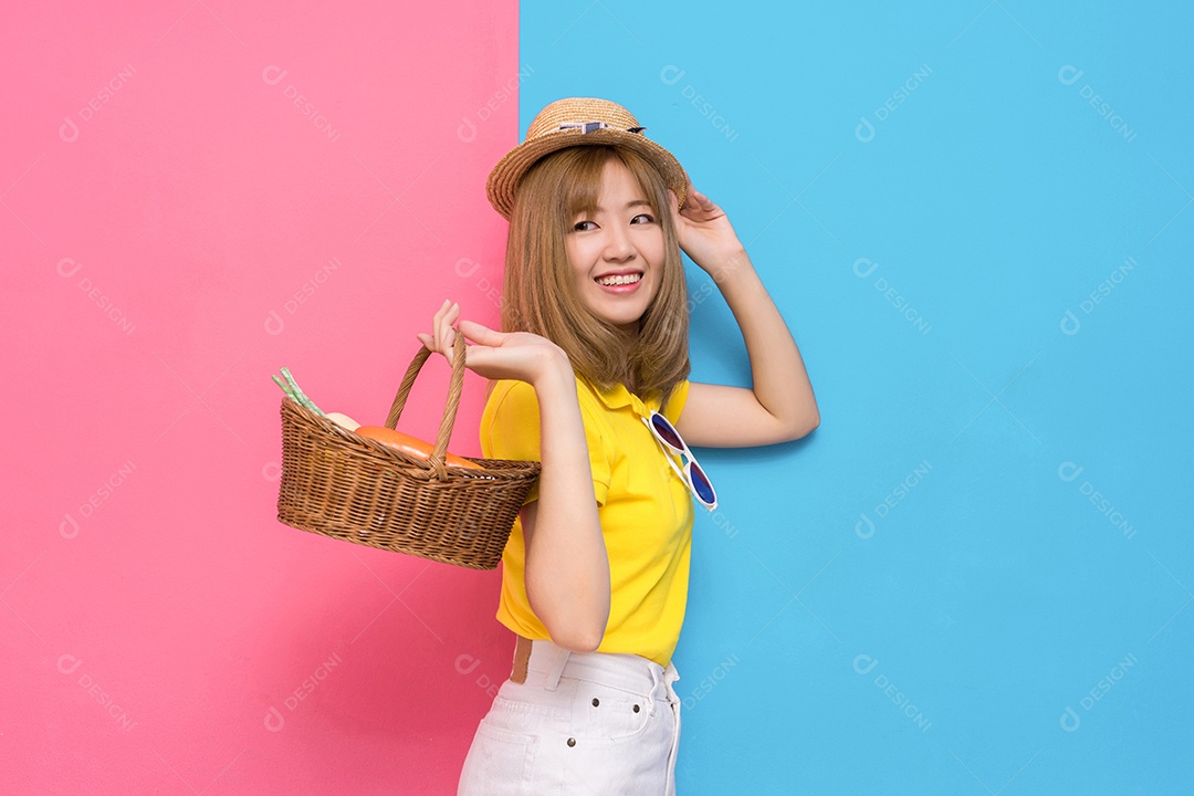 Jovem sorridente com óculos de sol e camisa amarela