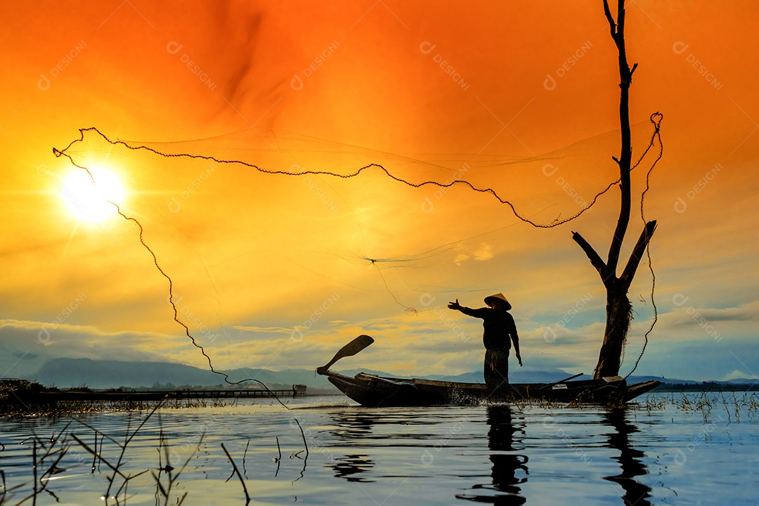 Menino pescador com captura de peixes e pescador jogando redes no barco do lago rio Tailândia