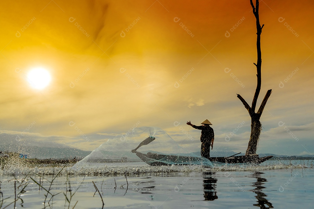 Menino pescador com captura de peixes e pescador jogando redes no barco do lago rio Tailândia