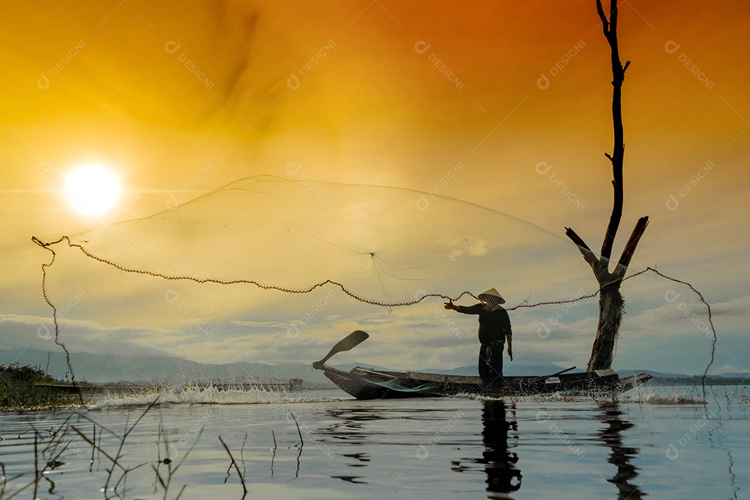 Menino pescador com captura de peixes