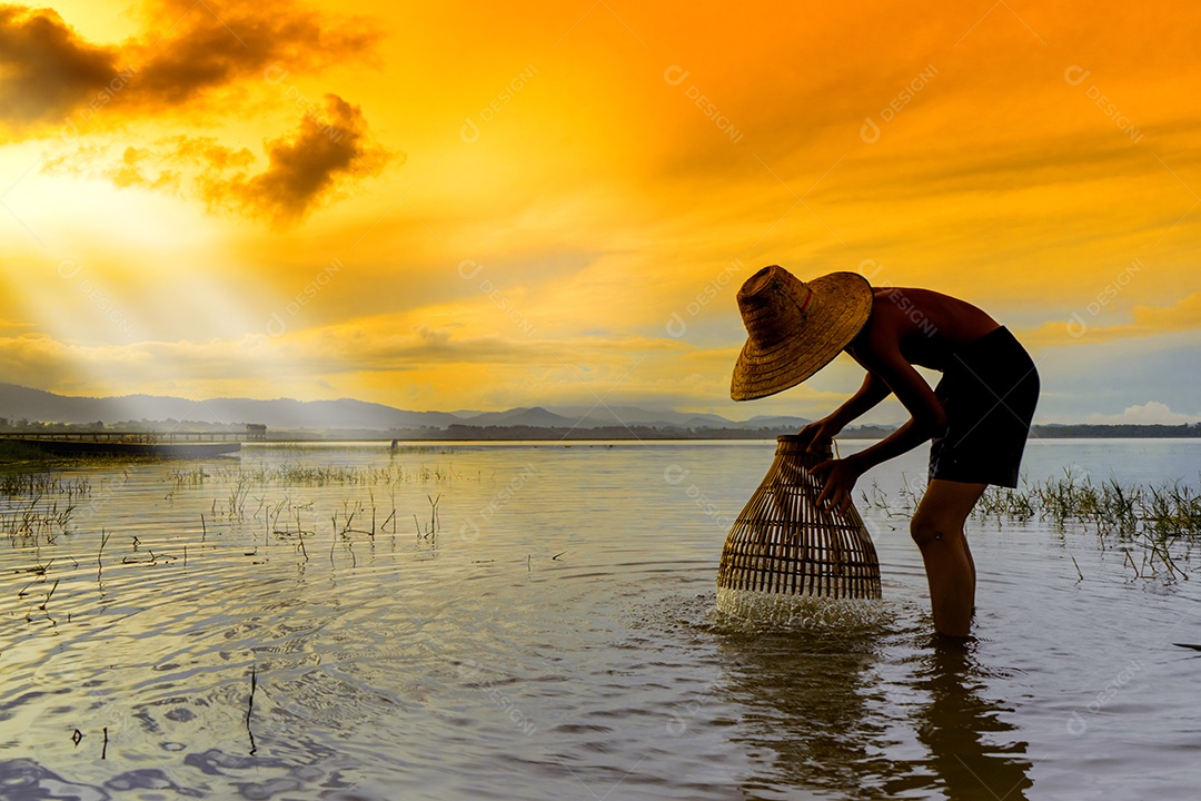 Menino pescador com captura de peixes