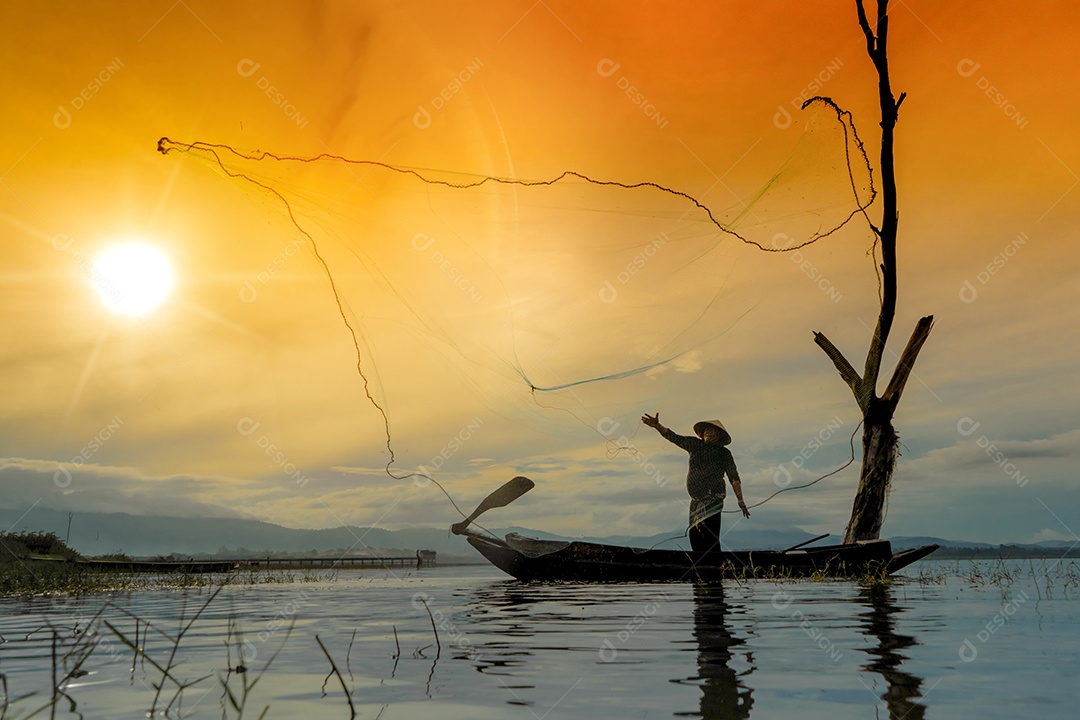 Redes de pesca de pescador pegando barco no lago rio pôr do sol Tailândia