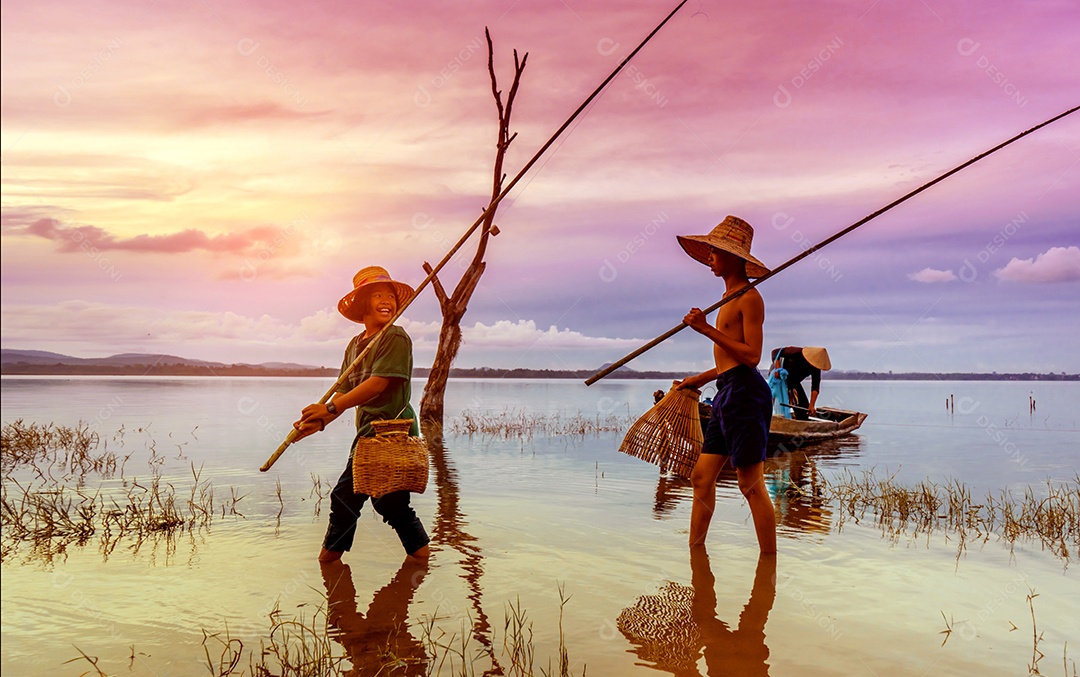 Meninos e meninas pescando peixes, estilo de vida do trabalho das redes de pesca