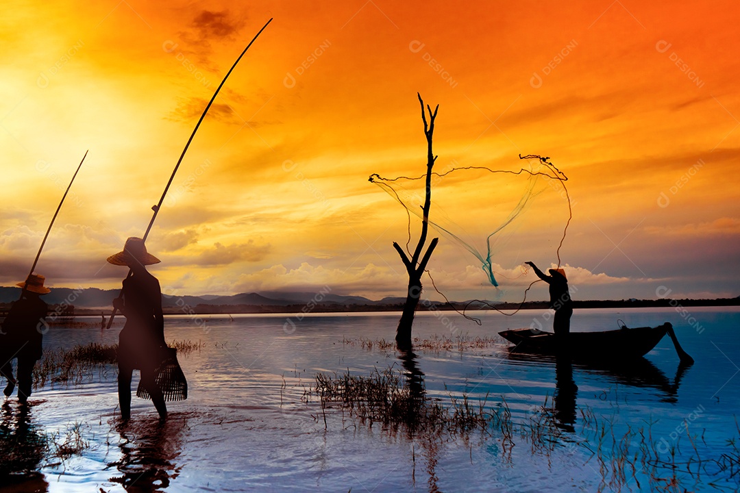 Meninos e meninas pescando peixes, estilo de vida do trabalho das redes de pesca