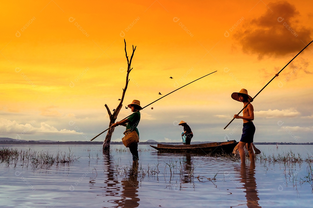 Meninos e meninas pescando peixes, estilo de vida do trabalho das redes de pesca