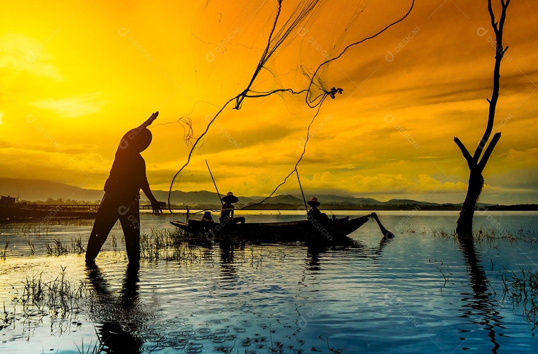 Meninos e meninas pescando peixes, estilo de vida do trabalho das redes de pesca