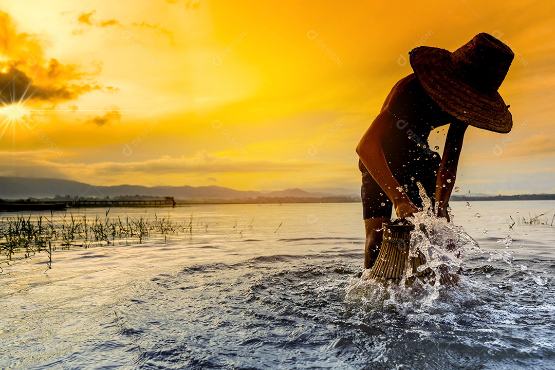 Menino pescador com captura de peixes e pescador jogando redes
