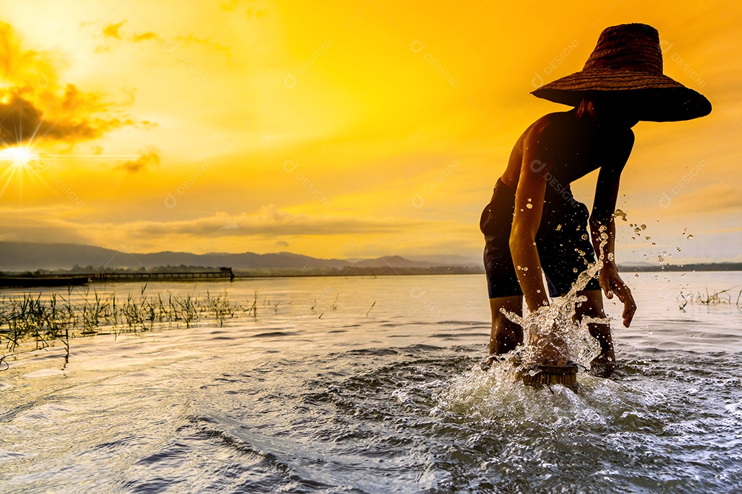 Menino pescador com captura de peixes