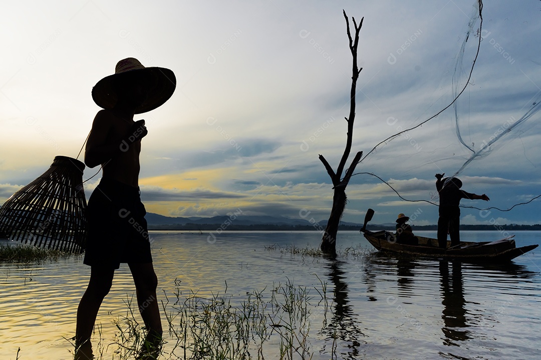 Menino pescador com captura de peixes