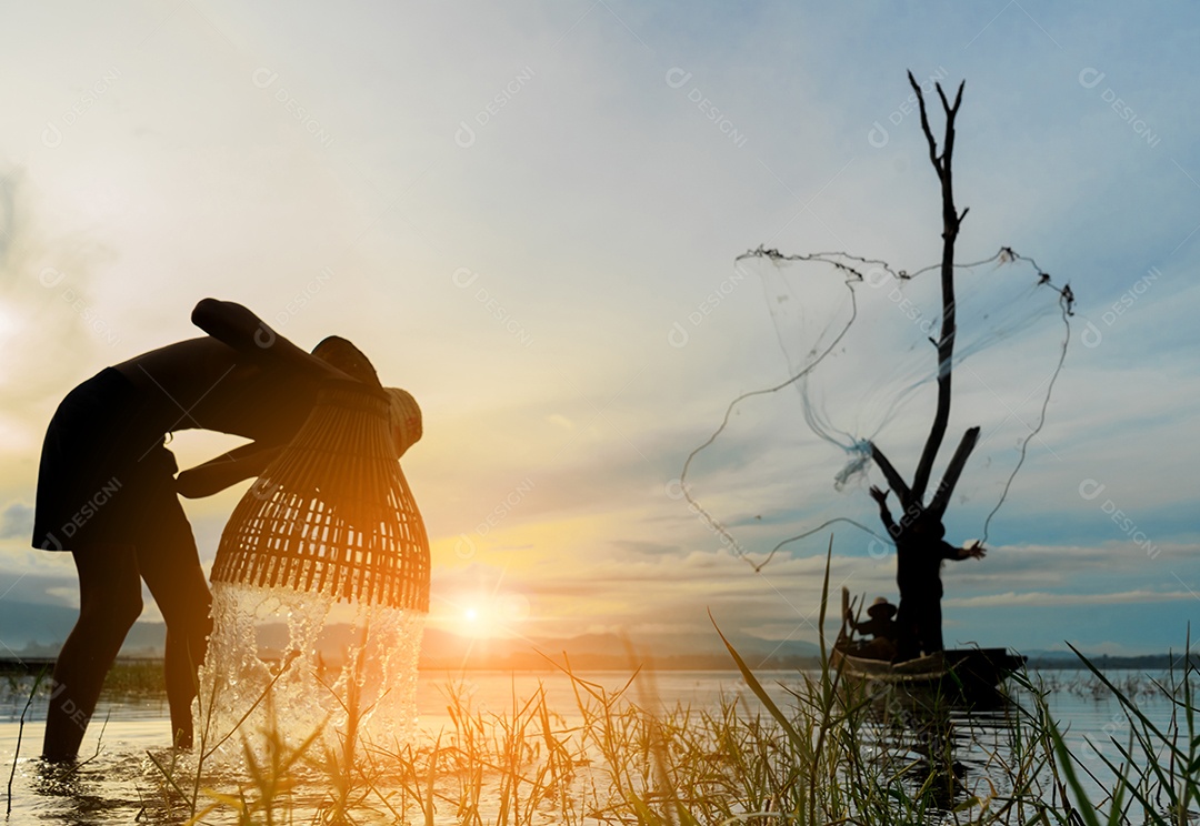 Menino pescador com captura de peixes