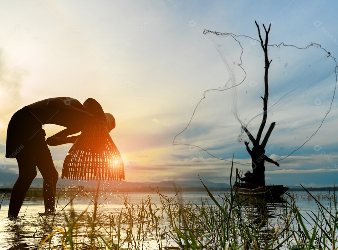 Menino pescador com captura de peixes