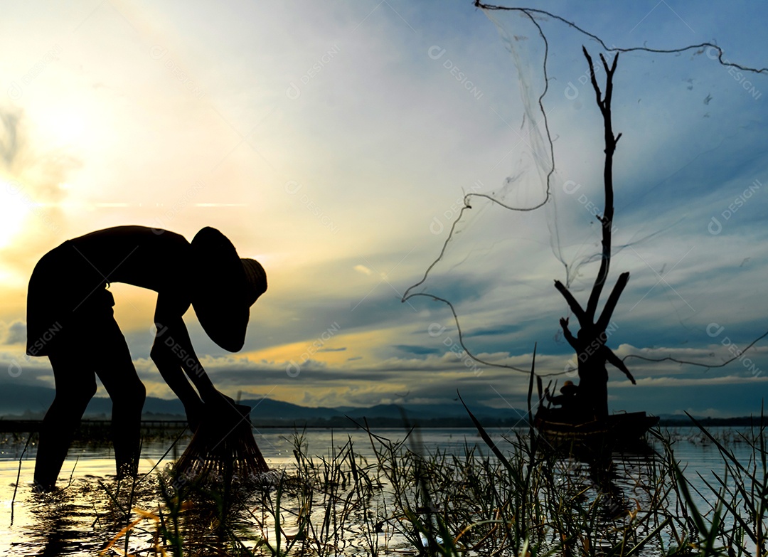 Menino pescador com captura de peixes