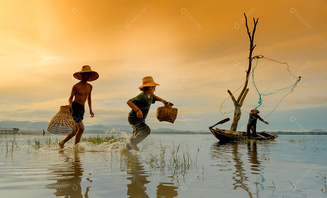 Meninos e meninas correm para pegar peixes, redes de pesca