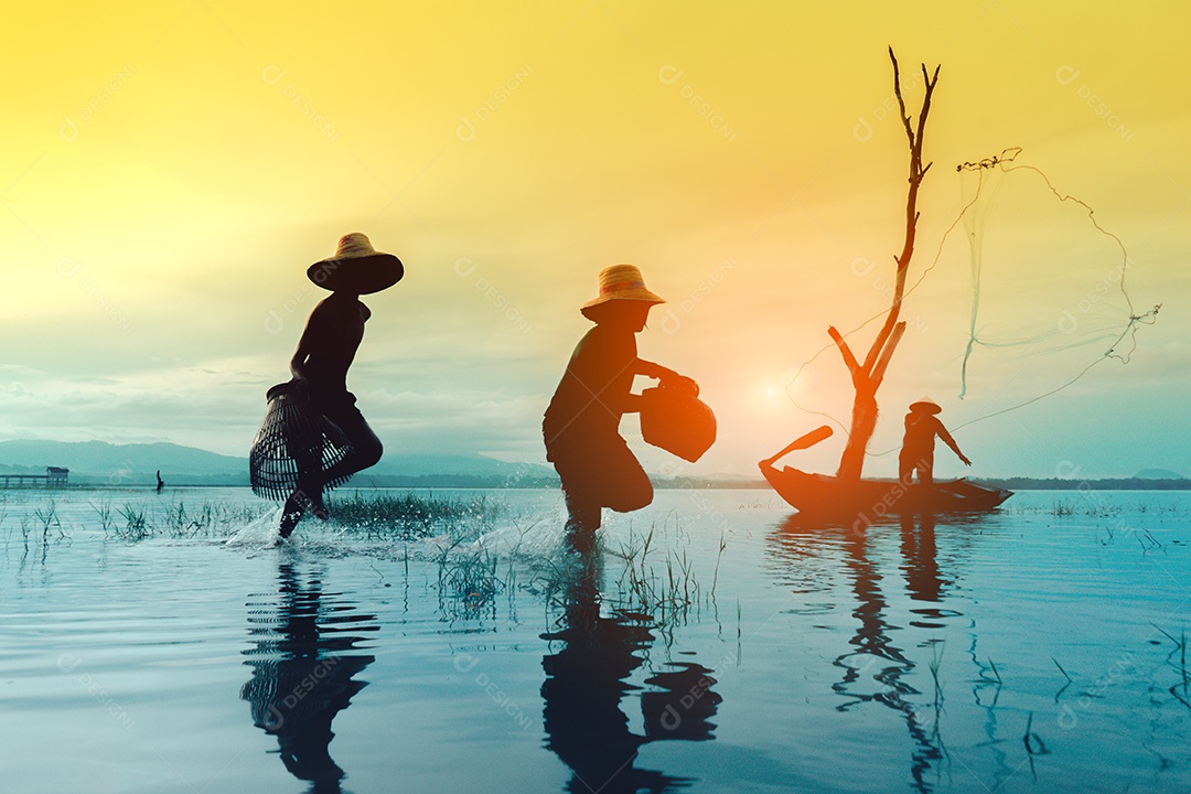 Meninos e meninas correm para pegar peixes, redes de pesca