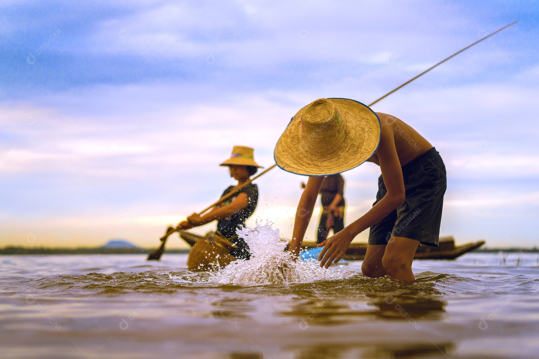 Crianças pescador menino e menina com a captura de peixes e pescador jogando redes no barco no lago rio Tailândia