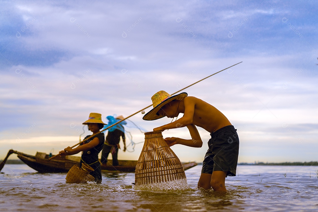 Crianças pescador menino e menina com a captura de peixes e pescador jogando redes no barco no lago rio Tailândia