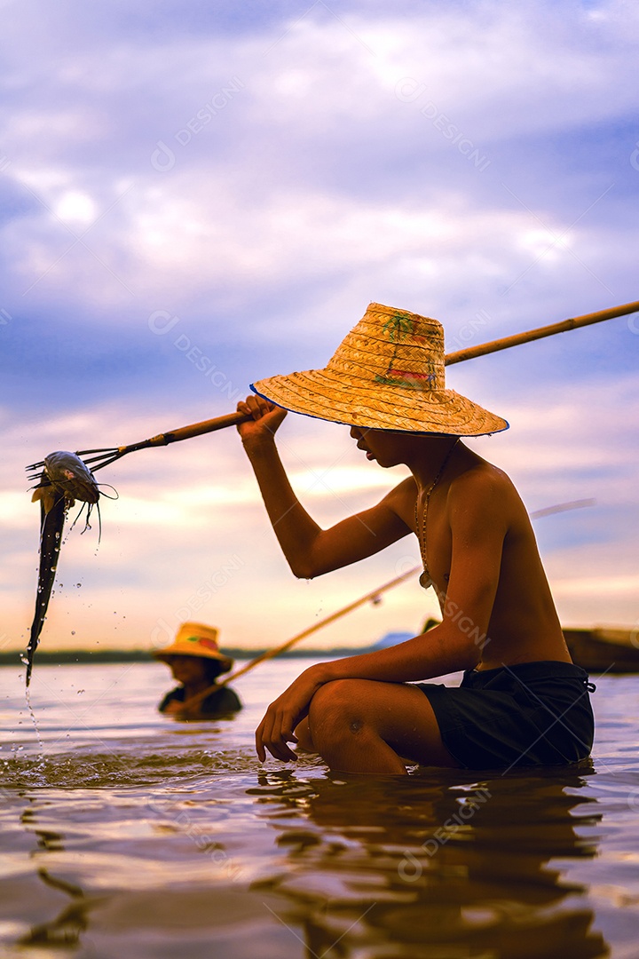 Menino pescador com captura de peixes e pescador jogando redes do barco no lago rio Tailândia