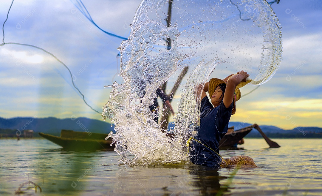 Menina com captura de peixes respingos de água e pescador jogando redes no barco no lago rio Tailândia