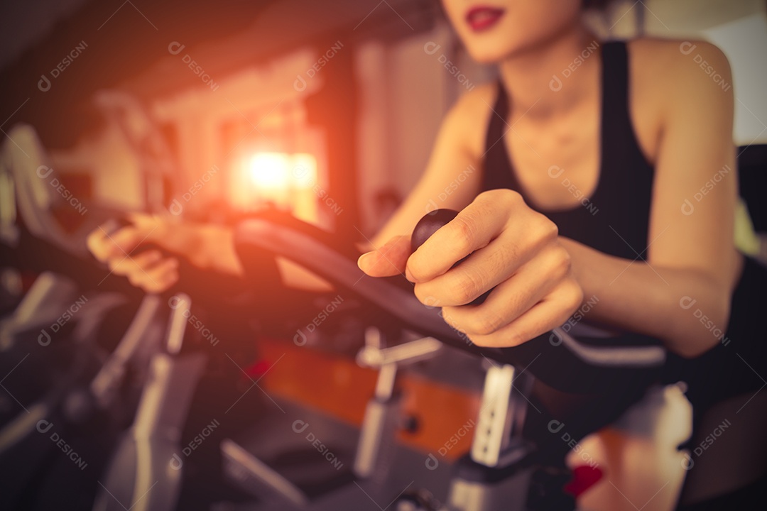 Treino cardio de bicicleta ergométrica no ginásio de fitness