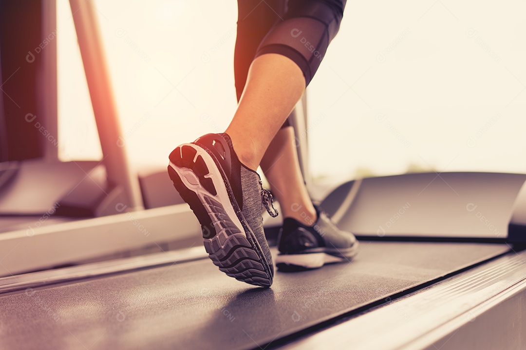 Treino de cardio em esteira no ginásio de fitness