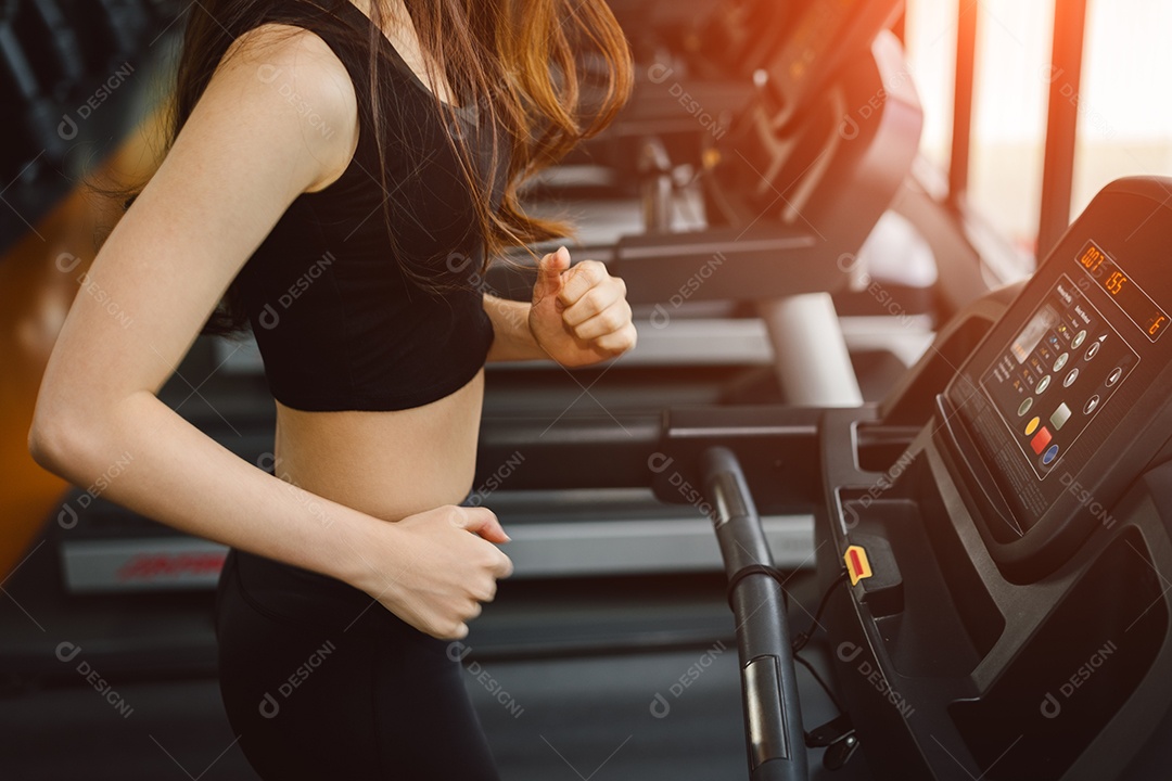Mulher no treino de cardio em esteira no ginásio de fitness