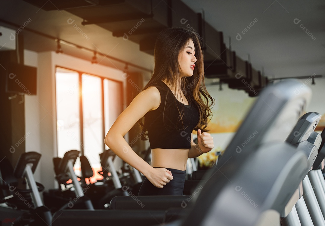 Mulher no treino de cardio em esteira no ginásio de fitness