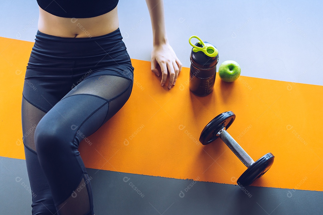Treino de mulher na academia fitness
