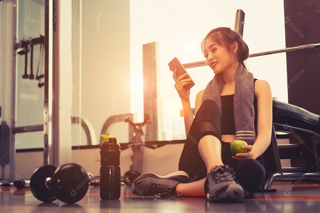 Treino de mulher na academia fitness