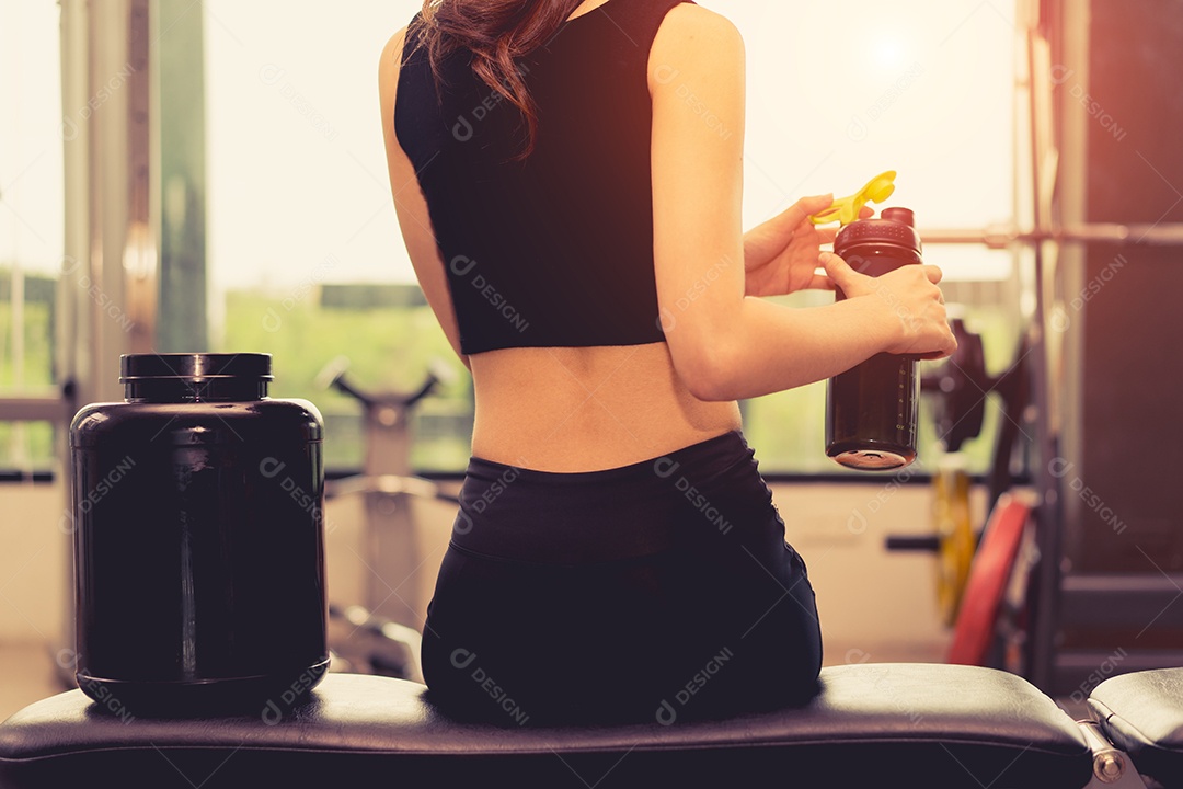 Treino de mulher na academia fitness