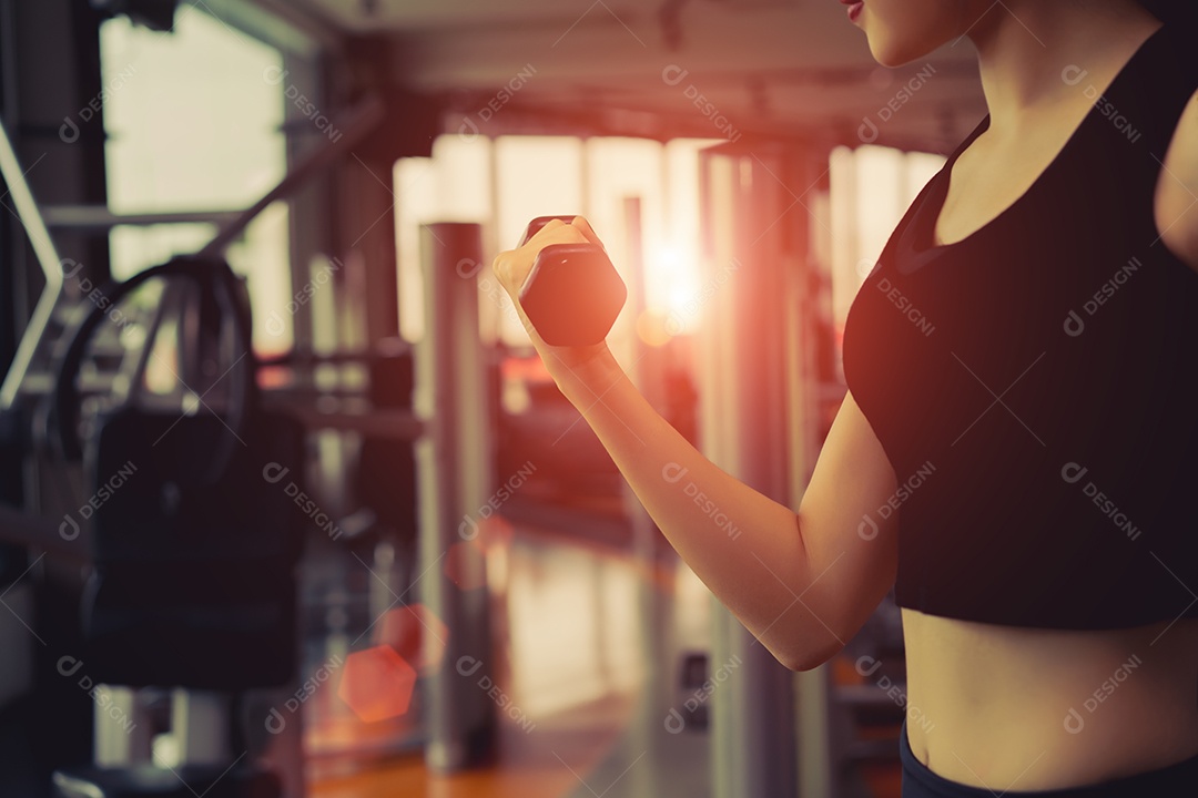 Treino de mulher na academia fitness
