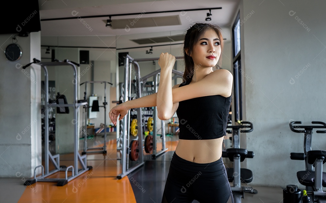 Treino de mulher na academia fitness