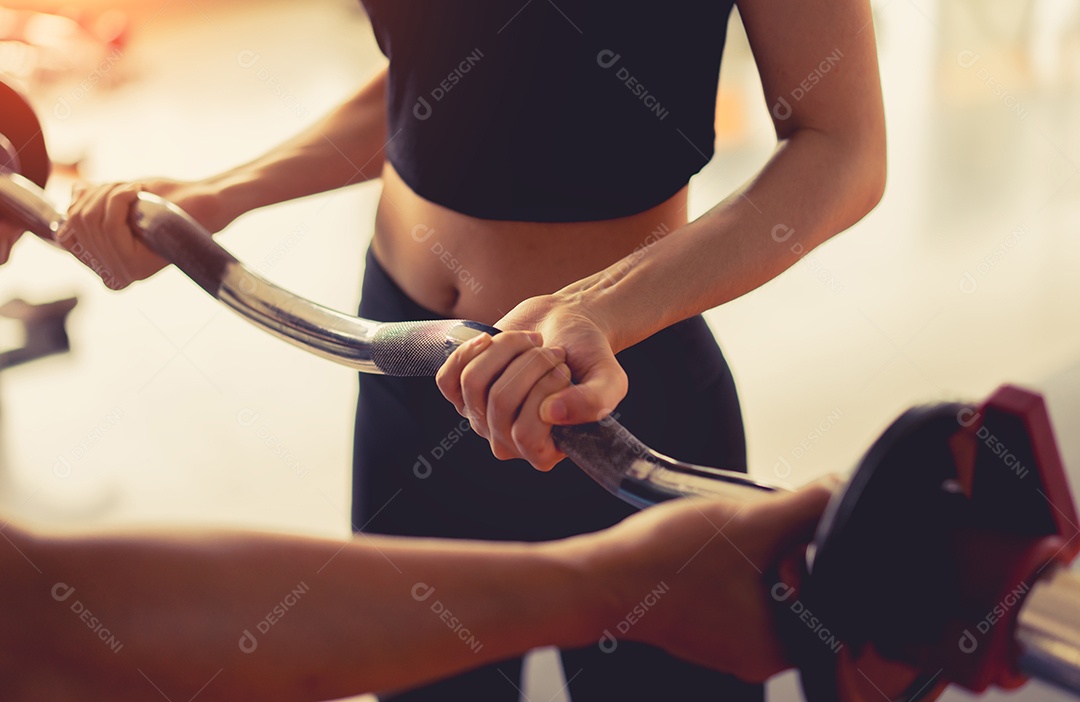 Mulher com barra de exercícios com peso pesado em treinamento na academia